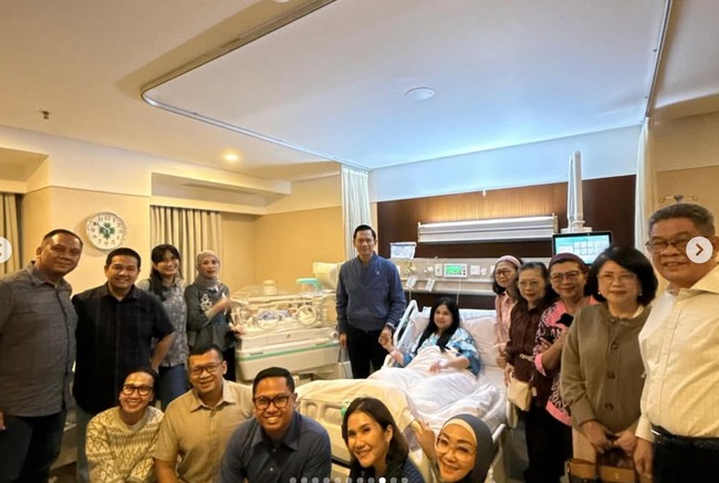 Dari foto-foto yang dibagikan terlihat banyak kerabat yang sudah menjenguk Annisa serta sang bayi di rumah sakit. Masih dalam proses pemulihan, Annisa tampak berbaring di ranjang RS sambil menggandeng tangan suaminya. Foto: Instagram/@agusyudhoyono