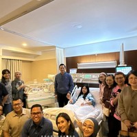 Dari foto-foto yang dibagikan terlihat banyak kerabat yang sudah menjenguk Annisa serta sang bayi di rumah sakit. Masih dalam proses pemulihan, Annisa tampak berbaring di ranjang RS sambil menggandeng tangan suaminya. Foto: Instagram/@agusyudhoyono