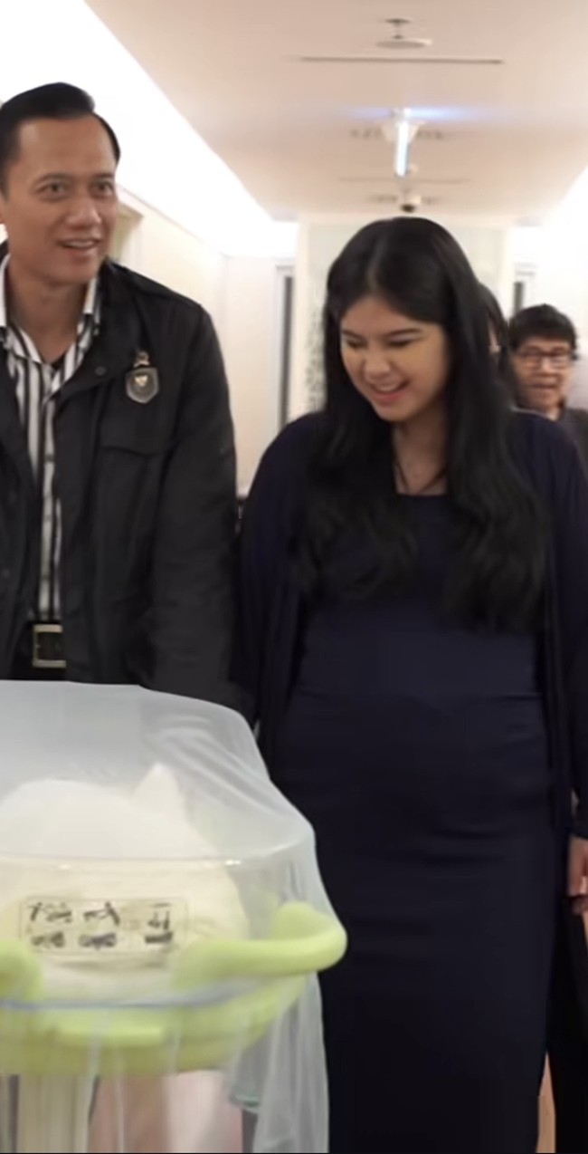 Annisa diketahui melahirkan anak keduanya di usia 44 tahun. Meski demikian banyak yang memuji Annisa terlihat tetap cantik dan awet muda pasca lahiran. Foto: Instagram/@agusyudhoyono