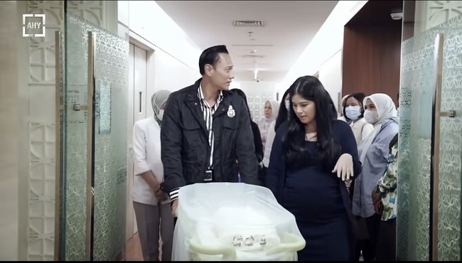 “Real mbaa anisa cantik banget disini,” tulis salah satu komentar. “Nampak wajah 30 thn. Awet muda bgt mba annisa,” tambah komentar lain. Foto: Instagram/@agusyudhoyono