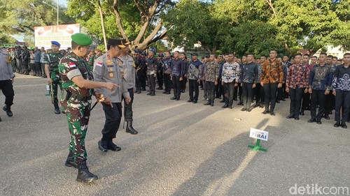 Danrem 161/Wira Sakti Kupang, Brigjen TNI Hendro Cahyono bersama Kapolda NTT, Irjen Rudi Darmoko, saat memantau apel gelar pasukan di Makorem.