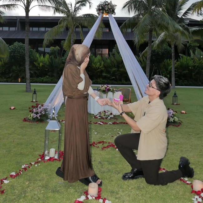 Atta Halilintar Berlutut Meminang Aurel Untuk Selamanya di 5 Tahun Pernikahan