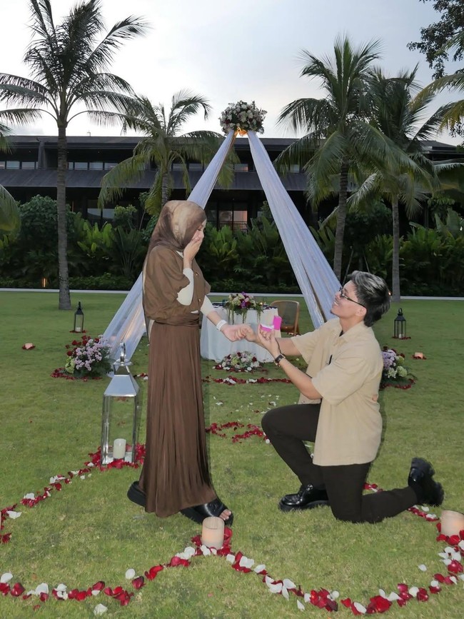 Atta Halilintar Berlutut Meminang Aurel Untuk Selamanya di 5 Tahun Pernikahan