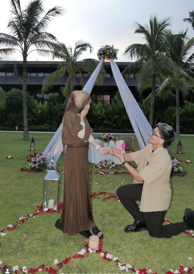 Menikah pada 3 April 2021, Atta Halilintar dan Aurel Hermansyah baru saja merayakan ulang tahun pernikahan yang ke-5. Di hari jadinya, Atta memberikan kejutan romantis untuk sang istri. Foto: Instagram/@attahalilintar