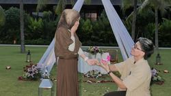 Potret Romantis Anniversary Pernikahan Aurel-Atta, Dapat Hadiah Emas Batangan