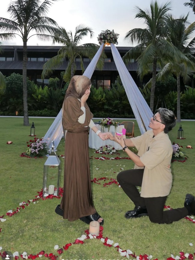 Potret Romantis Anniversary Pernikahan Aurel-Atta, Dapat Hadiah Emas Batangan