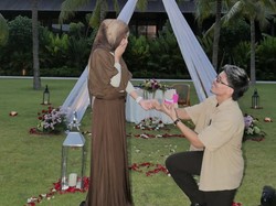 Potret Romantis Anniversary Pernikahan Aurel-Atta, Dapat Hadiah Emas Batangan