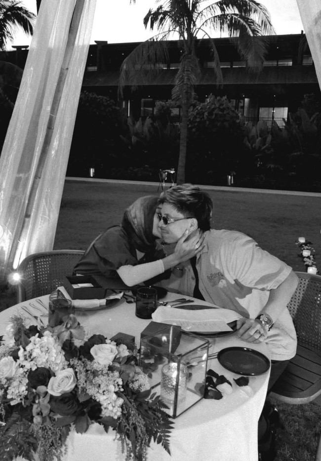 Atta memilih anniversary dinner bersama istri tercinta. Will you marry me… today, tomorrow, and forever? Setengah dekade perjalanan kita, walau banyak ujian, naik turun, dan ketidaksempurnaan, kapal kita tetap berlayar. Dan aku akan selalu memilih kamu—lagi dan lagi. Happy 5th anniversary bby,  tulis keterangan unggahan. Foto: Instagram/@attahalilintar