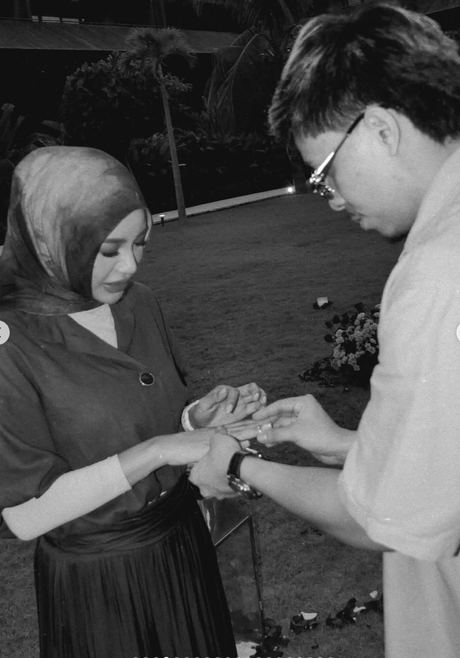 Bak lamaran, Atta juga memberikan cincin di jari manis sang istri. Pasangan yang sudah dikaruniai 2 orang anak itu tampil mesra di perayaan anniversary pernikahan mereka. Foto: Instagram/@attahalilintar