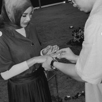 Bak lamaran, Atta juga memberikan cincin di jari manis sang istri. Pasangan yang sudah dikaruniai 2 orang anak itu tampil mesra di perayaan anniversary pernikahan mereka. Foto: Instagram/@attahalilintar