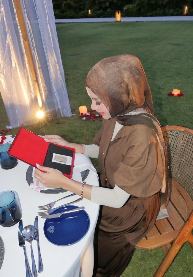 Selain set perhiasan tersebut, Aurel juga mendapat hadiah emas batangan dari sang suami. Terlihat senyum sumringah Aurel saat membuka kotak merah berisi logam mulia tersebut. Foto: Instagram/@attahalilintar