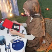 Selain set perhiasan tersebut, Aurel juga mendapat hadiah emas batangan dari sang suami. Terlihat senyum sumringah Aurel saat membuka kotak merah berisi logam mulia tersebut. Foto: Instagram/@attahalilintar