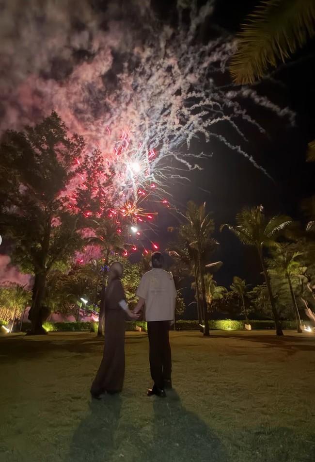 Super romantis, Atta dan Aurel turut menyaksikan indahnya kembang api bersama sambil bergandengan tangan. Foto: Instagram/@attahalilintar