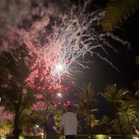 Super romantis, Atta dan Aurel turut menyaksikan indahnya kembang api bersama sambil bergandengan tangan. Foto: Instagram/@attahalilintar