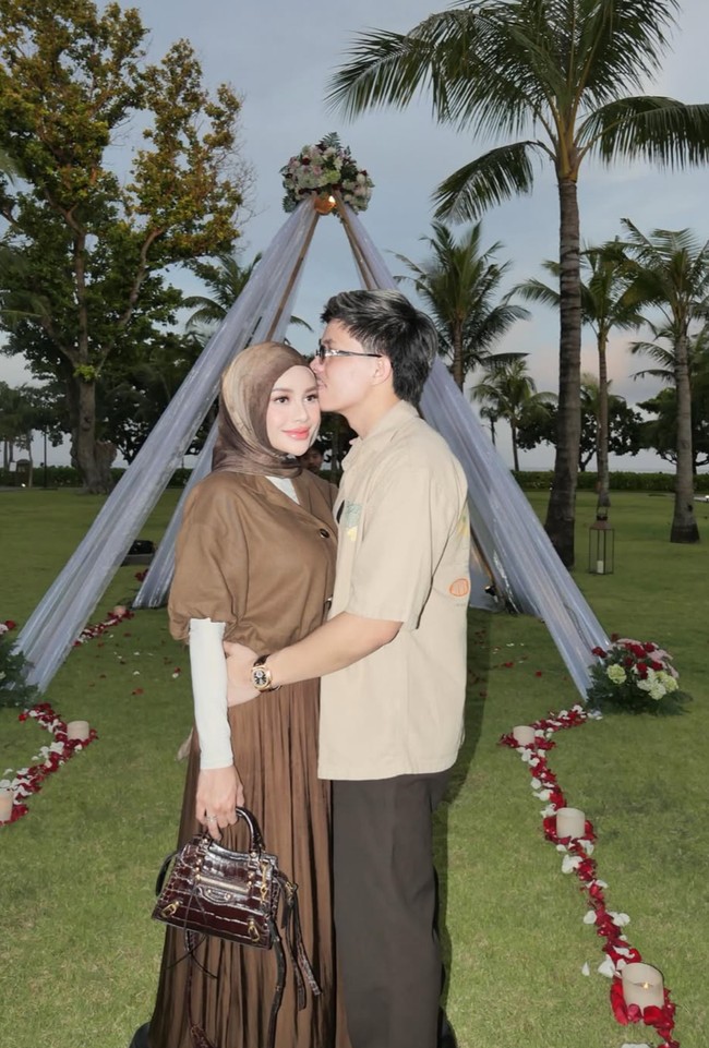 Tak hanya mesra, Atta dan Aurel juga tampil kompak kenakan busana senada berwarna coklat. Foto: Instagram/@attahalilintar