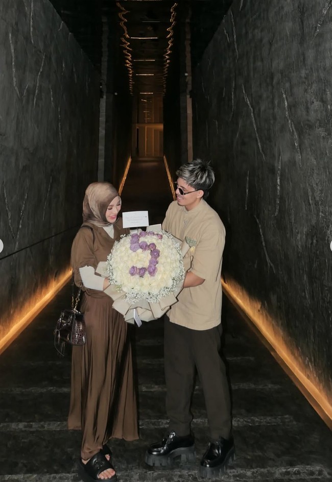 Meski sudah 5 tahun bersama dan memiliki 2 orang anak namun Atta dan Aurel justru terlihat makin kompak dan romantis. Foto: Instagram/@attahalilintar