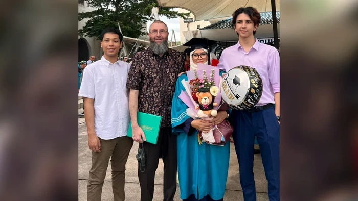 Azlina, IRT tanpa ijazah SMA, nekat kuliah hukum di usia 43 demi bela anaknya yang didakwa. Kini ia jadi pengacara dan sukses bebaskan sang putra dari tuduhan.