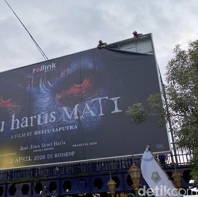 Baliho Aku Harus Mati di JPO Kayutangan Kota Malang Dicopot Satpol PP