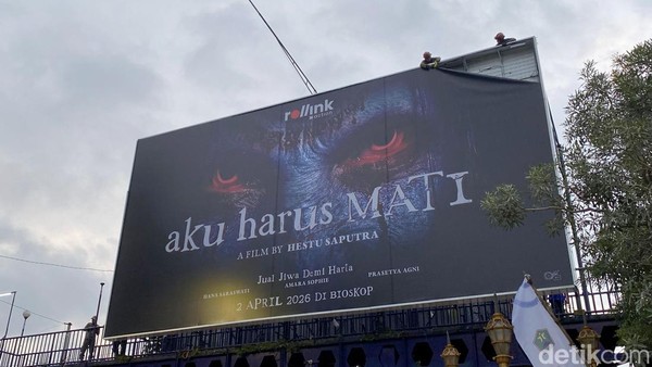 Baliho Aku Harus Mati di JPO Kayutangan Kota Malang Dicopot Satpol PP