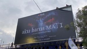 Baliho Aku Harus Mati di JPO Kayutangan Kota Malang Dicopot Satpol PP