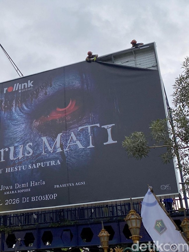 Baliho Aku Harus Mati di JPO Kayutangan Kota Malang Dicopot Satpol PP