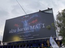 Baliho Aku Harus Mati di JPO Kayutangan Kota Malang Dicopot Satpol PP