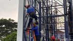 Baliho Aku Harus Mati di JPO Kayutangan Kota Malang Dicopot Satpol PP
