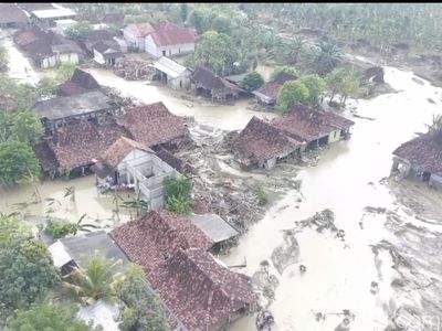 Banjir bandang di Desa Trimulyo, Kecamatan Guntur, Kabupaten Demak terjadi usai tanggul Sungai Tuntang jebol pada Jumat (3/4/2026) siang.