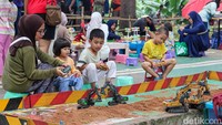 Anak-anak menikmati berbagai wahana permainan yang tersedia.