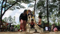 Warga beraktivitas di kawasan Banjir Kanal Timur, Jakarta Timur, Minggu (5/3/2026).