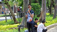 Pengunjung memanfaatkan area untuk membuat konten media sosial.