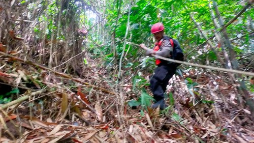 Polisi dan petugas BPBD Gianyar mencari keberadaan Saja, Minggu (5/4/2026). (Dok Polres Gianyar).
