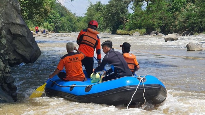BPBD Kabupaten Temanggung bersama relawan gabungan melakukan pencarian terhadap korban di Sungai Progo, Minggu (5/4/2026).
