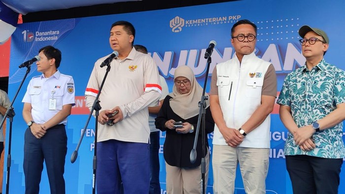 Kepala BP BUMN sekaligus COO Danantara Dony Oskaria dan Menteri PKP Maruarar Sirait melakukan peninjauan lahan untuk program 3 juta hunian rakyat di lahan aset KAI di jalan Kemukus Stasiun Jakarta Kota, Jakarta Barat.