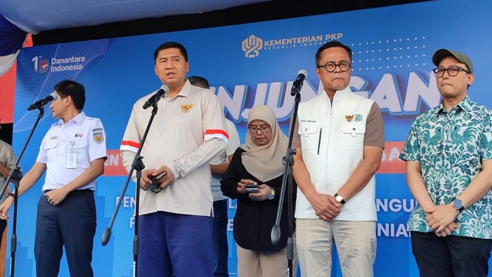 Kepala BP BUMN sekaligus COO Danantara Dony Oskaria dan Menteri PKP Maruarar Sirait melakukan peninjauan lahan untuk program 3 juta hunian rakyat di lahan aset KAI di jalan Kemukus Stasiun Jakarta Kota, Jakarta Barat.