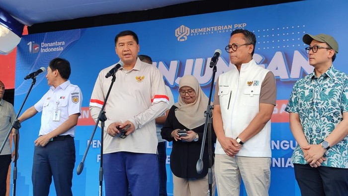 Kepala BP BUMN sekaligus COO Danantara Dony Oskaria dan Menteri PKP Maruarar Sirait melakukan peninjauan lahan untuk program 3 juta hunian rakyat di lahan aset KAI di jalan Kemukus Stasiun Jakarta Kota, Jakarta Barat.