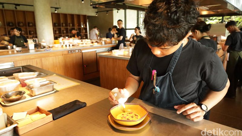 Hidangan cured fish diracik Chef Locavore NXT Eggi dan disajikan di mangkuk kuning, Sabtu (4/4/2026).