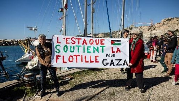 Activists gather in lEstaque, part of Marseilles harbour, southern France, on April 4, 2026, during a rally in support of a flotilla carrying activists from Thousand Madleens to Gaza movement as they prepare to set sail. (Photo by CLEMENT MAHOUDEAU