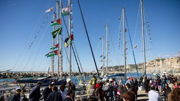 FRANCE-ISRAEL-PALESTINIAN-CONFLICT-FLOTILLA Activists gather in l'Estaque, part of Marseille's harbour, southern France, on April 4, 2026, during a rally in support of a flotilla carrying activists from Thousand Madleens to Gaza movement as they prepare to set sail. (Photo by CLEMENT MAHOUDEAU / AFP)