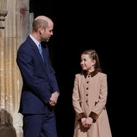 Kehadiran Kate bersama Pangeran William dan ketiga anak mereka, yakni Pangeran George, Putri Charlotte, dan Pangeran Louis, menjadi momen spesial karena ini penampilan pertama mereka di Paskah sejak 2023 setelah tahun sebelumnya Kate mengumumkan mengidap kanker. Usai ibadah di St. Georges Chapel, keluarga kerajaan biasanya melanjutkan perayaan dengan makan siang tradisional di Windsor Castle, lengkap dengan hidangan panggang dan telur cokelat mewah untuk seluruh anggota keluarga. (Foto: Alberto Pezzali/Pool via REUTERS)