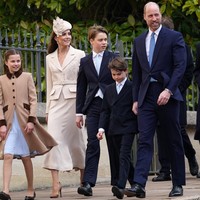 Gaun berbahan bouclé dan chiffon ini menampilkan siluet feminin yang rapi—ciri khas gaya Kate yang konsisten memadukan klasik dan modern. Pilihan rewear ini kembali menegaskan komitmennya terhadap sustainable fashion, sekaligus menunjukkan bahwa busana lama pun tetap bisa tampil segar dengan styling yang tepat. (Foto: Alberto Pezzali/Pool via REUTERS)