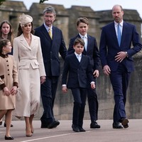 Untuk ibadah Paskah yang digelar di St. Georges Chapel Windsor, London, Inggris, pada Minggu (5/4/2026), Kate Middleton memilih gaun midi krem dari Self-Portrait. Sebelumnya, ia pernah mengenakannya pada 2022 saat menghadiri agenda bersama Putri Anne. (Foto: Alberto Pezzali/Pool via REUTERS)