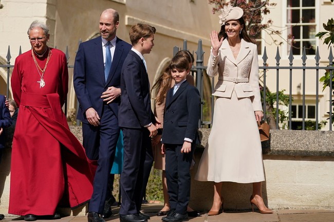 Melengkapi tampilannya, Kate mengenakan topi lebar custom karya desainer Inggris Sean Barrett, kalung salib, serta tas dari DeMellier London. Keseluruhan styling ini menghadirkan kesan refined, understated, namun tetap berkelas. (Foto: Alberto Pezzali/Pool via REUTERS)