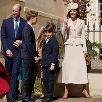 Melengkapi tampilannya, Kate mengenakan topi lebar custom karya desainer Inggris Sean Barrett, kalung salib, serta tas dari DeMellier London. Keseluruhan styling ini menghadirkan kesan refined, understated, namun tetap berkelas. (Foto: Alberto Pezzali/Pool via REUTERS)