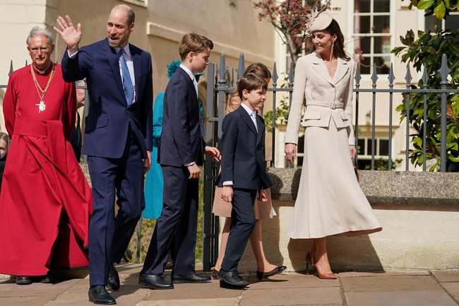 Anting tersebut hadir dalam desain Art Deco yang memadukan berlian potongan bulat dan baguette dengan mutiara khas Bahrain. Menurut InStyle, sejak 2016, Kate menjadi satu-satunya anggota keluarga kerajaan yang kerap mengenakan perhiasan ini. Lebih dari sekadar aksesori, mutiara juga memiliki makna simbolis. Dalam tradisi kerajaan Inggris, mutiara sering diasosiasikan dengan duka dan penghormatan sehingga menjadikannya pilihan yang tepat untuk mengenang sosok Ratu Elizabeth sekaligus tetap tampil elegan. (Foto: Alberto Pezzali/Pool via REUTERS)