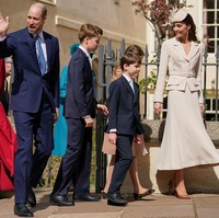 Anting tersebut hadir dalam desain Art Deco yang memadukan berlian potongan bulat dan baguette dengan mutiara khas Bahrain. Menurut InStyle, sejak 2016, Kate menjadi satu-satunya anggota keluarga kerajaan yang kerap mengenakan perhiasan ini. Lebih dari sekadar aksesori, mutiara juga memiliki makna simbolis. Dalam tradisi kerajaan Inggris, mutiara sering diasosiasikan dengan duka dan penghormatan sehingga menjadikannya pilihan yang tepat untuk mengenang sosok Ratu Elizabeth sekaligus tetap tampil elegan. (Foto: Alberto Pezzali/Pool via REUTERS)