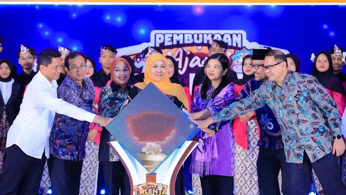 Gubernur Jatim Khofifah Indar Parawansa saat membuka Ajang Talenta Prestasi Murid Jawa Timur 2026 di Airlangga Convention Center Surabaya