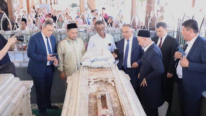 Gubernur Samarkand Uzbekistan ditemani Bupati Gresik Fandi Akhmad Yani berziarah ke makam Maulana Malik Ibrahim.