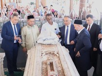 Bupati Gresik Temani Gubernur Samarkand Ziarah Makam Maulana Malik Ibrahim