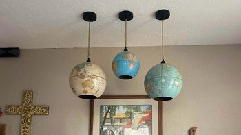 Globe dijadikan kap lampu gantung. Kreatif!  Foto: BoredPanda